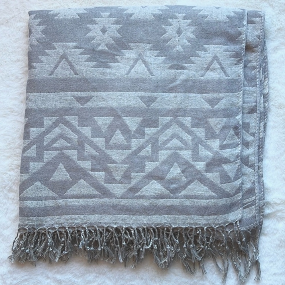 Francesca's Aztec Poncho Shawl Scarf‎